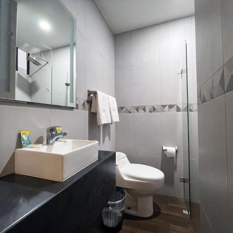 Hotel Costa Brava Gdl - Standard Queen Room - 4