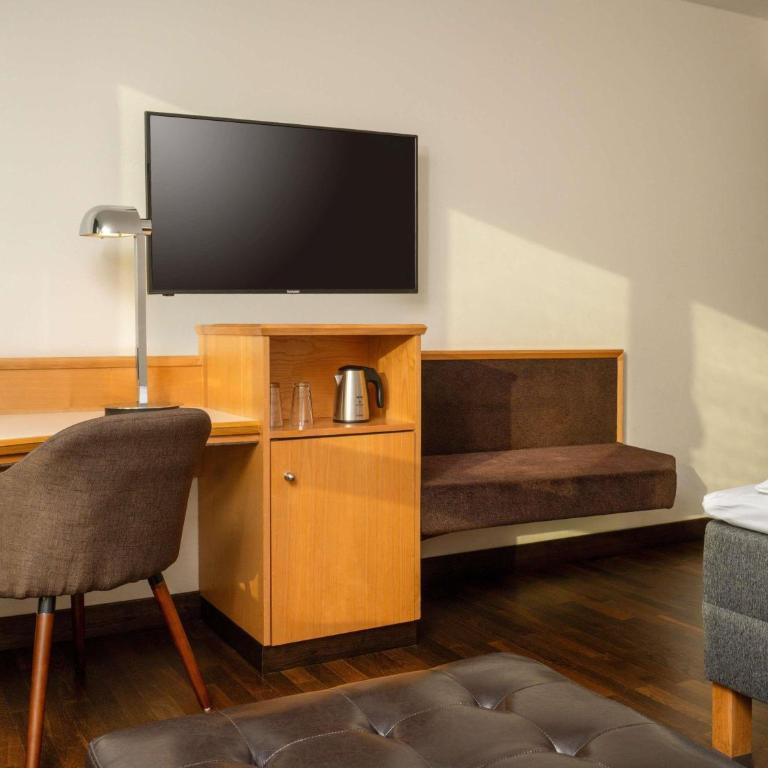 Mövenpick Hotel Nürnberg Airport - Zimmer mit Kingsize-Bett - 3