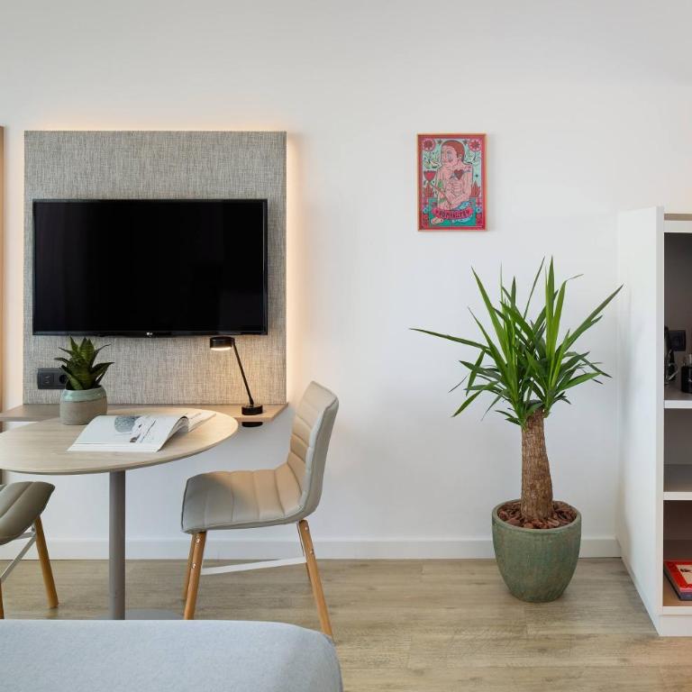 INNSiDE by Meliá Barcelona Apolo - Connecting The Townhouse Balcony and The Studio City View - 4