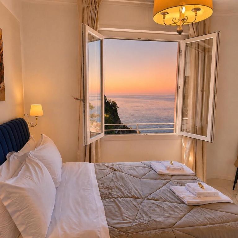 Vertigini Suites, Il Rifugio dell Amore per SOLE COPPIE , A 50m dalla Stazione e dalla Via dell Amore con Vista Mare e Intimità Appagante - Habitación con cama extragrande y vistas al mar - 1