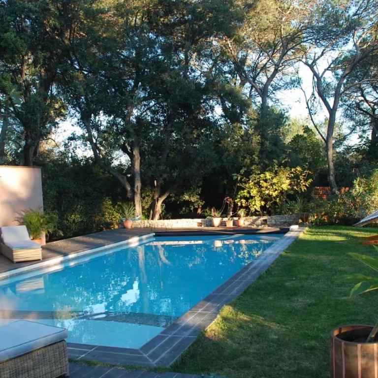 Villa avec piscine et dépendance - Villa - 5