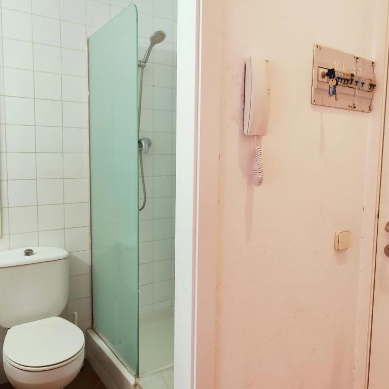 Cute 1 bedroom apt. Super central location. R.K - Apartment - 8