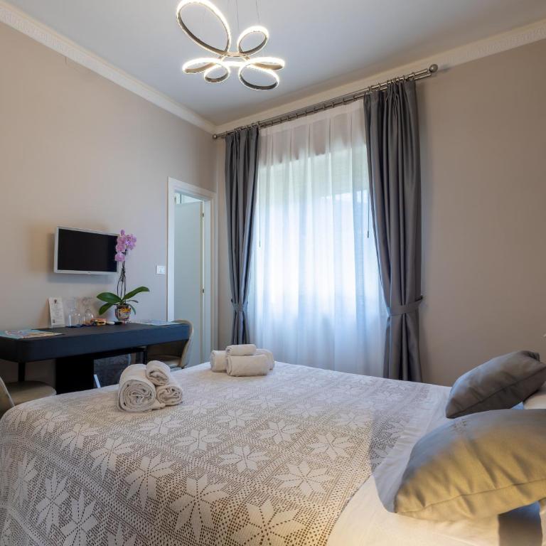 Athena Charming Rooms - Camera Matrimoniale con Vista Giardino - 8