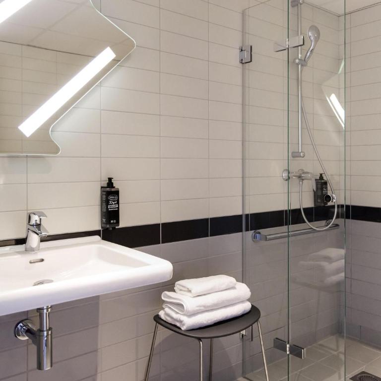 ibis Budget La Rochelle Centre gare - Chambre avec 1 Lit Double et 1 Lit Simple - Accessible aux Personnes à Mobilité Réduite - 3