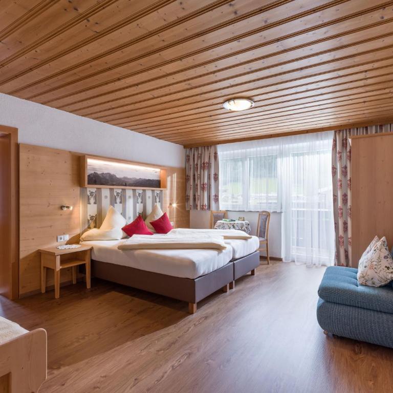 Bergland Dorfglück - social living - Quadruple Room - 1