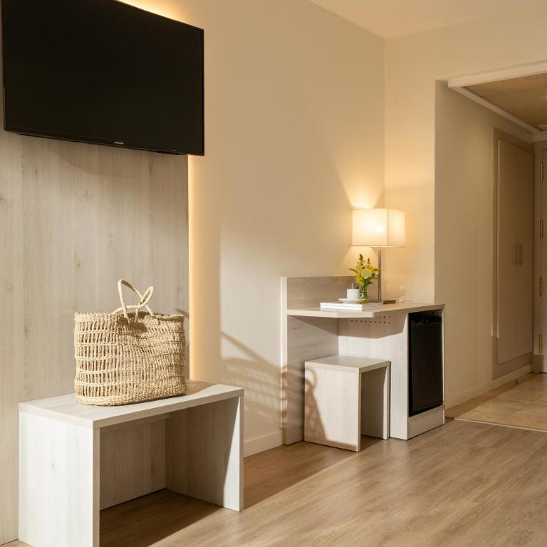 Hotel Helios Lloret - Habitación Doble con balcón (2 adultos + 1 niño) - 4