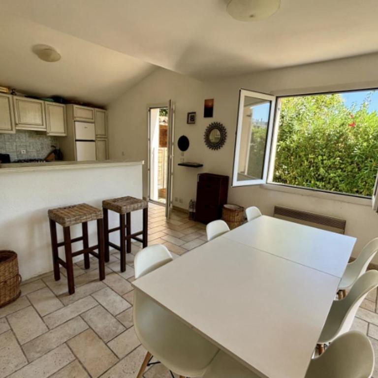Charmante maison avec balcon et jardin - Maison de Vacances - 7