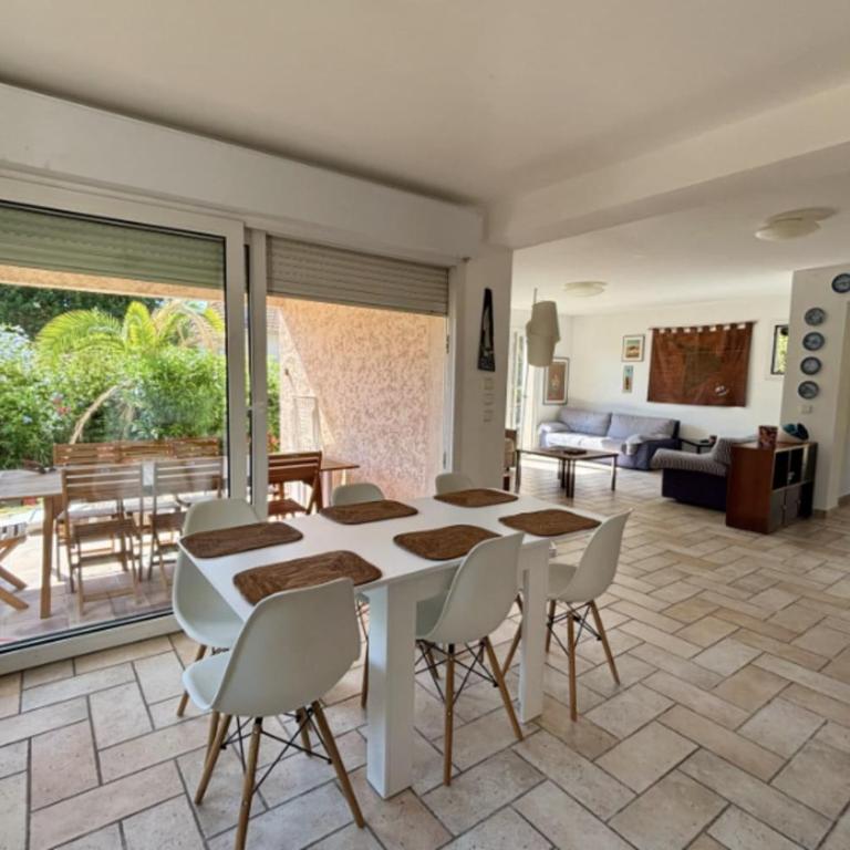 Charmante maison avec balcon et jardin - Maison de Vacances - 8