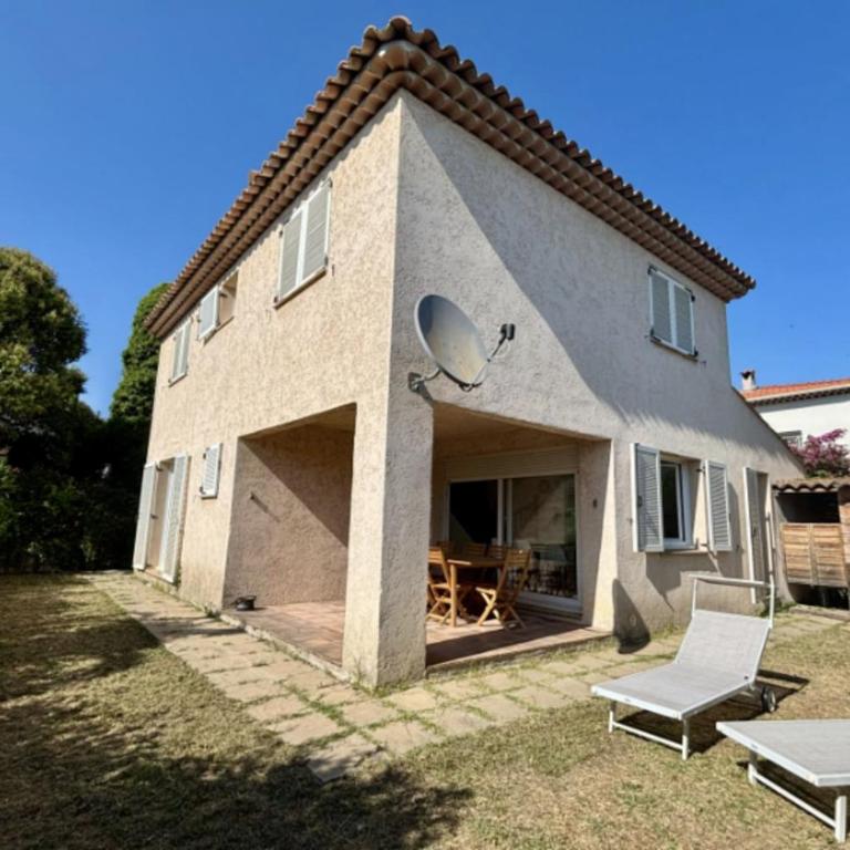 Charmante maison avec balcon et jardin - Maison de Vacances - 13