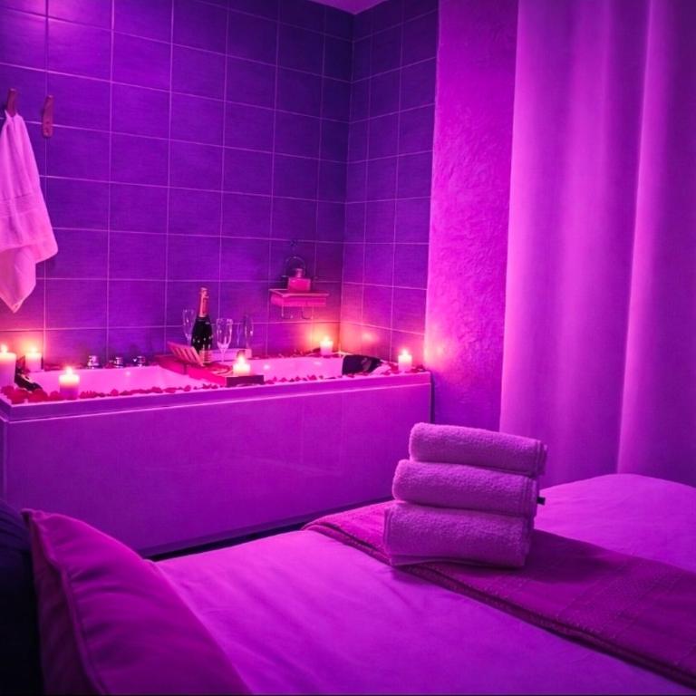 Suite Tropicale avec baignoire balnéo Saint-Étienne - Appartamento con 1 Camera da Letto - 7