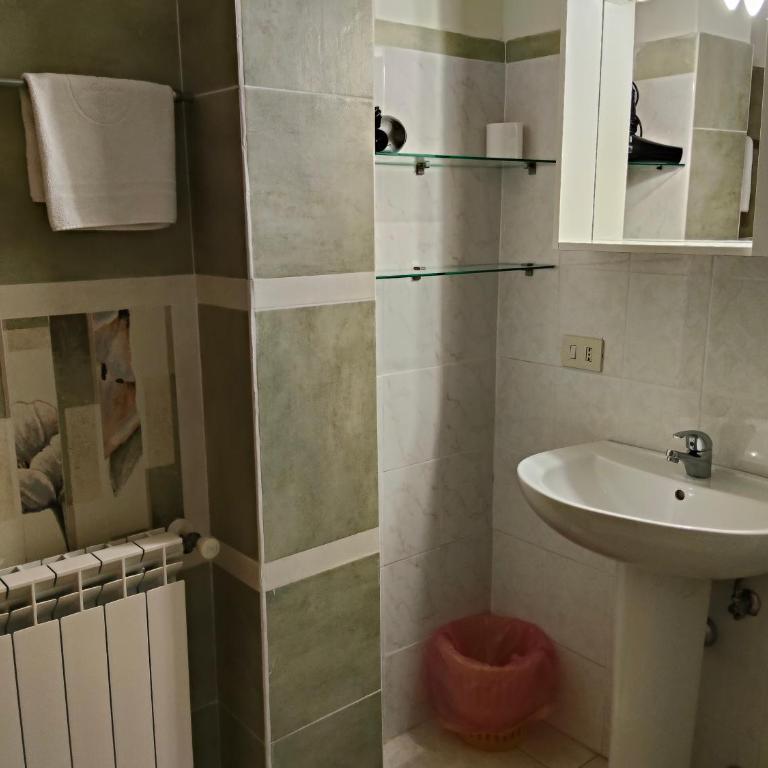 Malvischi Guesthouse - Garden & Pool - Triple Room with Private Bathroom - 2