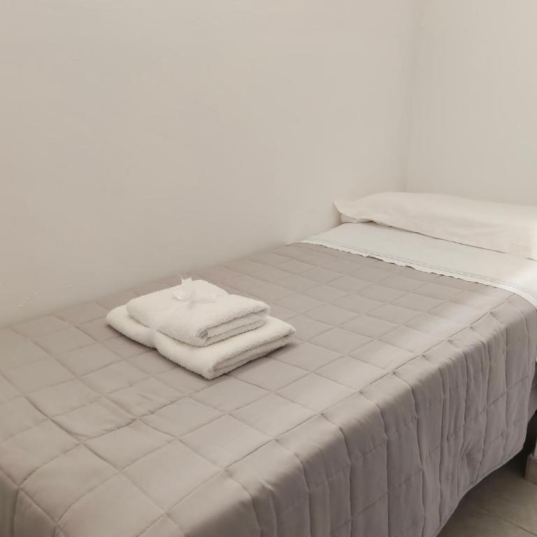 Malvischi Guesthouse - Garden & Pool - Triple Room with Private Bathroom - 2