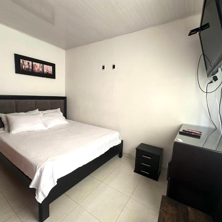 Bonito, ubicacion residencial - Apartamento amoblado - Three-Bedroom Apartment - 2