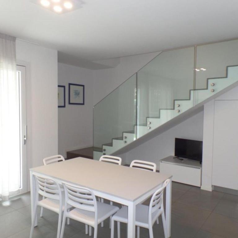 Sunny villa with private garden near the beach - Apartment - 3