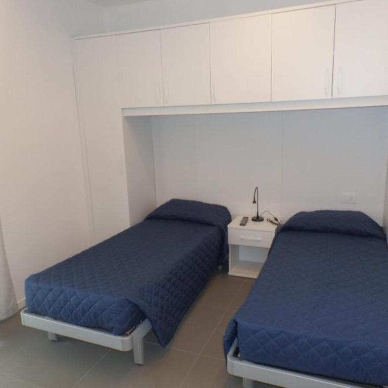Sunny villa with private garden near the beach - Apartment - 6