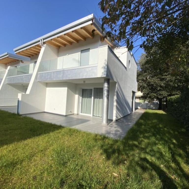 Sunny villa with private garden near the beach - Apartment - 21