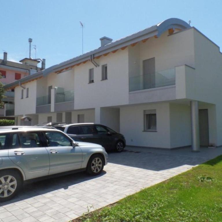 Sunny villa with private garden near the beach - Apartment - 24