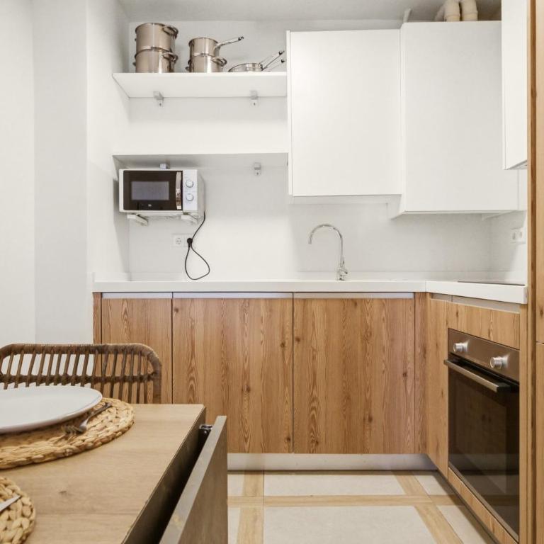 Casa Cortes en Madrid - Three-Bedroom Apartment - 10