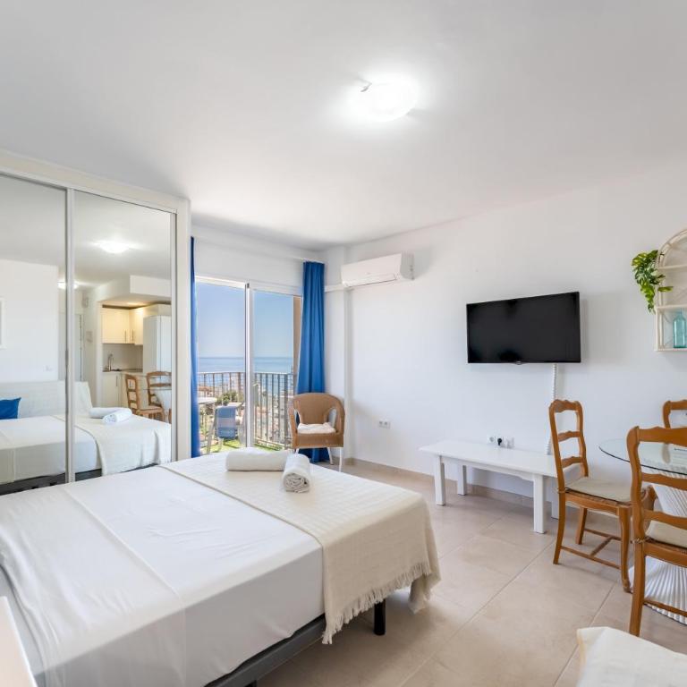 Sunny Studio with Sea Views in Central Benalmádena - Pass the Keys - Apartment - 1