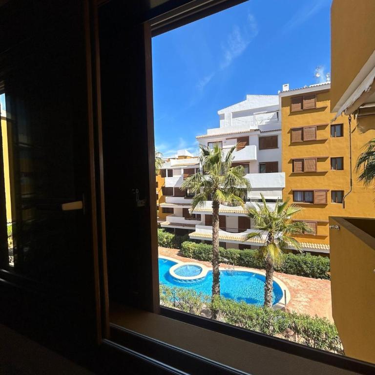 Apartment En Punta Prima con 3 Piscinas, 2 dormitorios,2 baños ,parking y seguridad 24 horas - Apartamento de 1 dormitorio - 12