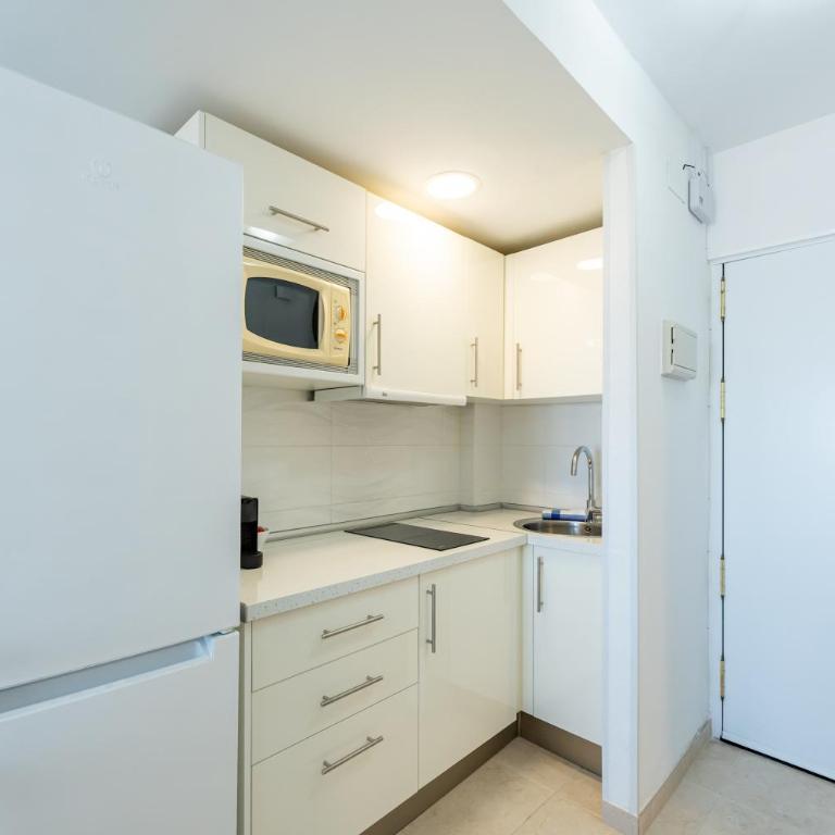 Sunny Studio with Sea Views in Central Benalmádena - Pass the Keys - Apartment - 14