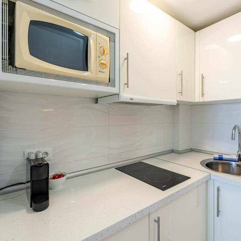 Sunny Studio with Sea Views in Central Benalmádena - Pass the Keys - Apartment - 12