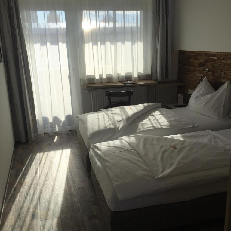Burg Rooms - 24h Self-Check-in - Deluxe Doppel-/Zweibettzimmer mit Balkon - 7