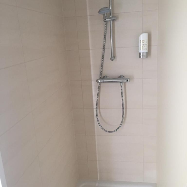 Burg Rooms - 24h Self-Check-in - Deluxe Doppel-/Zweibettzimmer mit Balkon - 12