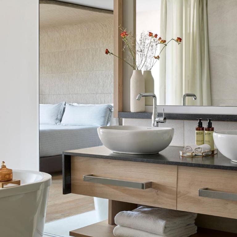 ME by Meliá Barcelona - Studio ME + Suite Plaza Cataluña View - 5