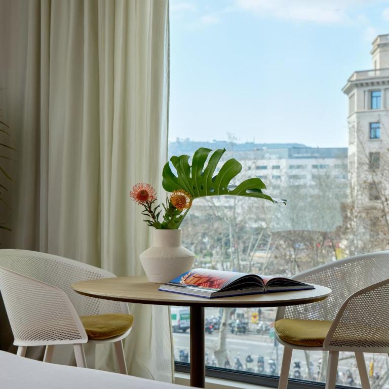 ME by Meliá Barcelona - Studio ME + Suite Plaza Cataluña View - 6