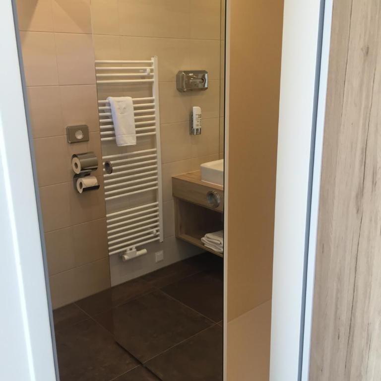 Burg Rooms - 24h Self-Check-in - Deluxe Doppel-/Zweibettzimmer mit Balkon - 13
