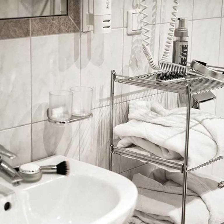 Landhotel Steindlwirt - Basic Dreibettzimmer (2 Erwachsene + 1 Kind) - 3