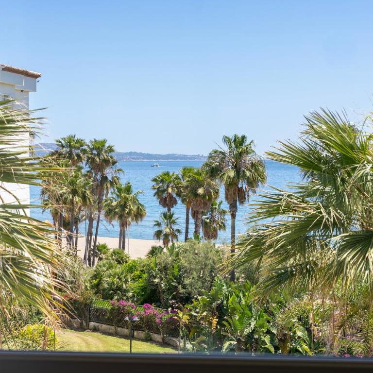 MARBELLA BANUS SUITES - Banús Playa Rocío - Premium 2BR - 2BA - Direct Beach Access - Stunning Sea & Garden Views - Outdoor Terrace - Super Bright - Pool - 3 Min Walk to Puerto Banús - Appartement 2 Chambres avec Terrasse et Vue sur la Mer - 4