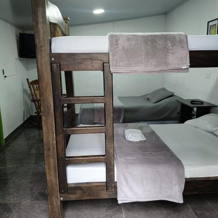 Hostal y Camping Los Girasoles - Habitación Familiar con balcón - 3