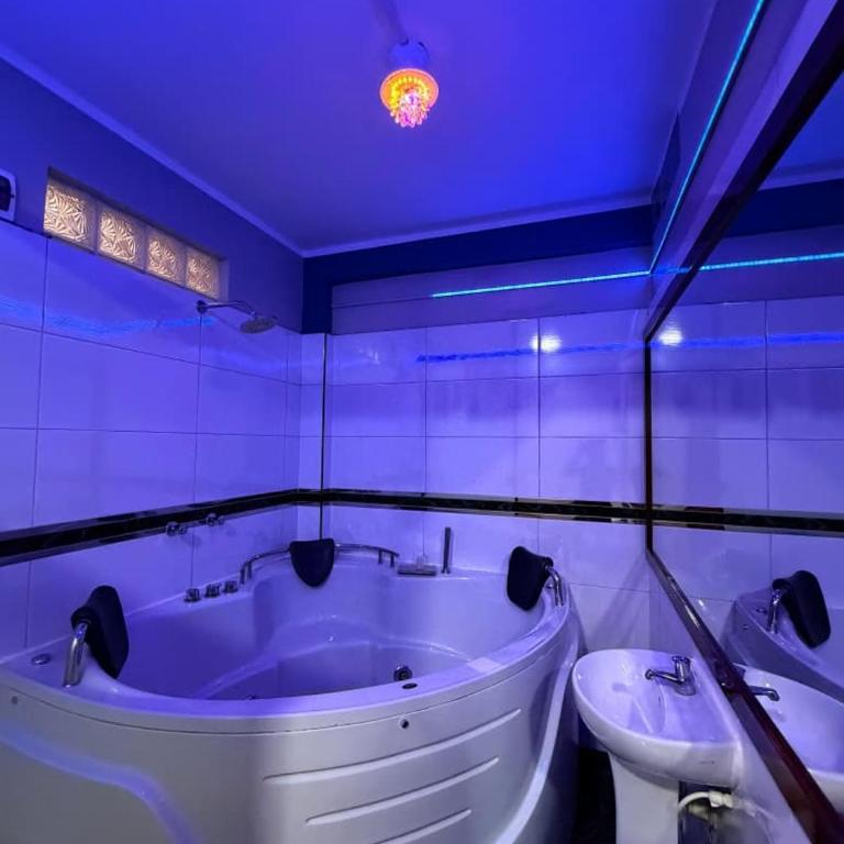 Horus Suite Hotel - Suite with Hot Tub - 3