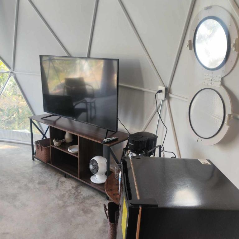 Glamping sin salir de la CDMX - Habitación con cama extragrande y vistas a la montaña - 10
