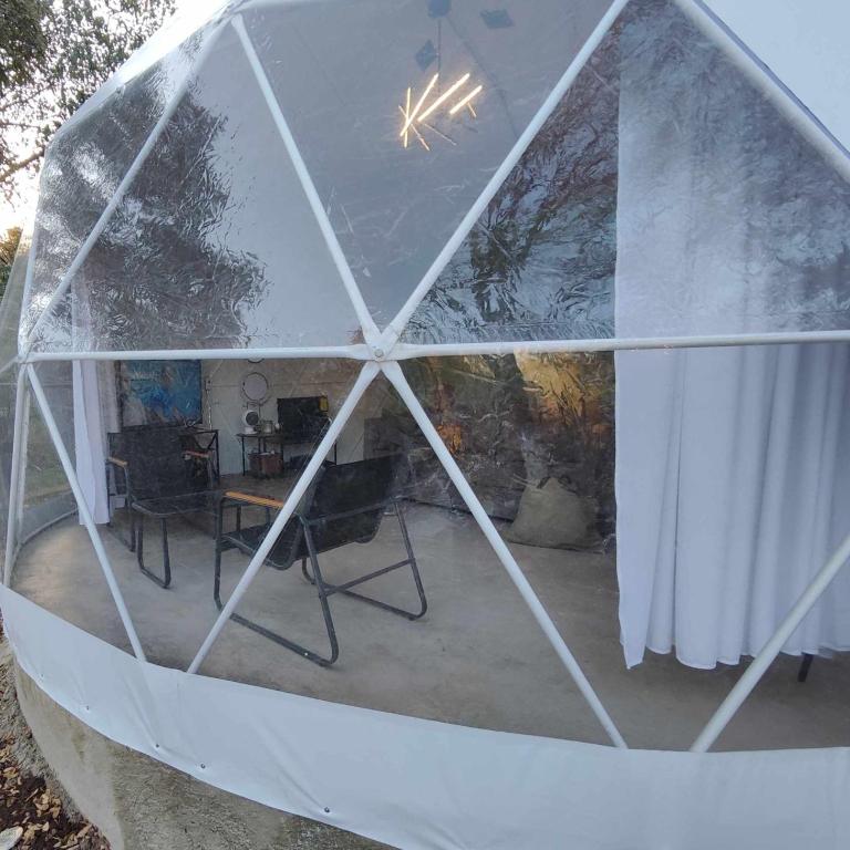 Glamping sin salir de la CDMX - Habitación con cama extragrande y vistas a la montaña - 12