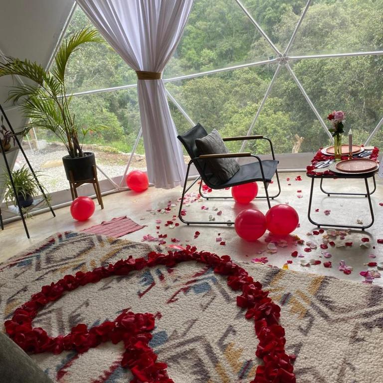 Glamping sin salir de la CDMX - Habitación con cama extragrande y vistas a la montaña - 2