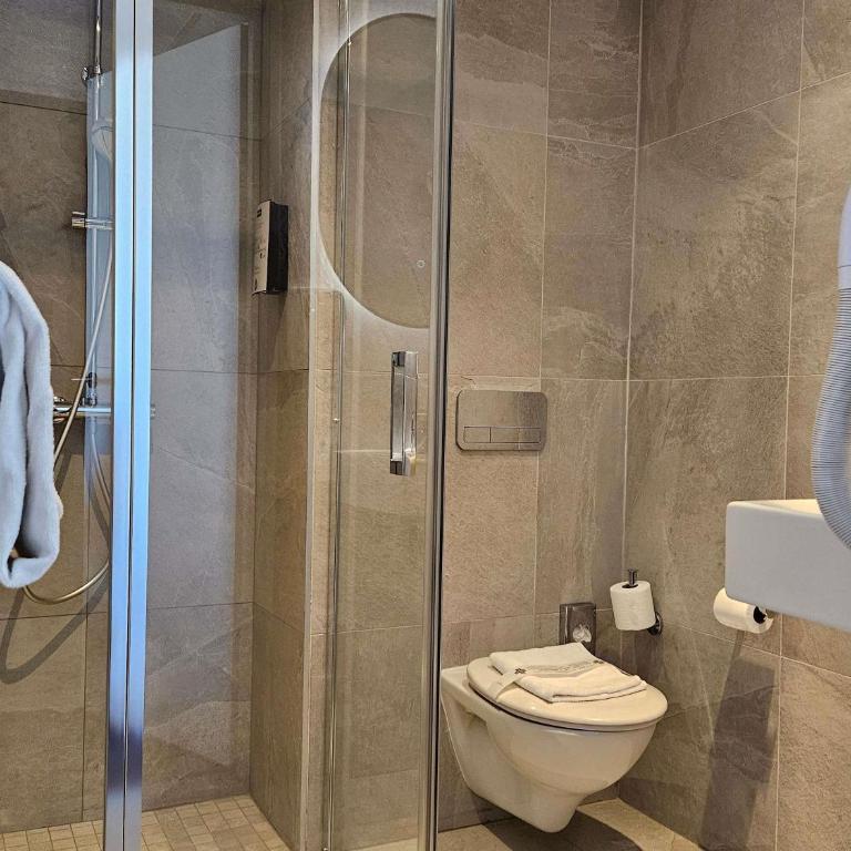 ibis Styles La Rochelle Centre les Minimes - Chambre Familiale avec 1 Lit Double et 1 Canapé-Lit Double - 8