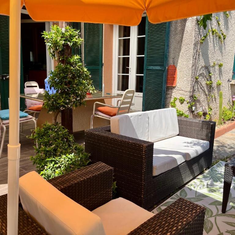 Maison Méditerranéenne proche du cœur de ville, avec piscine - Three-Bedroom Villa - 8