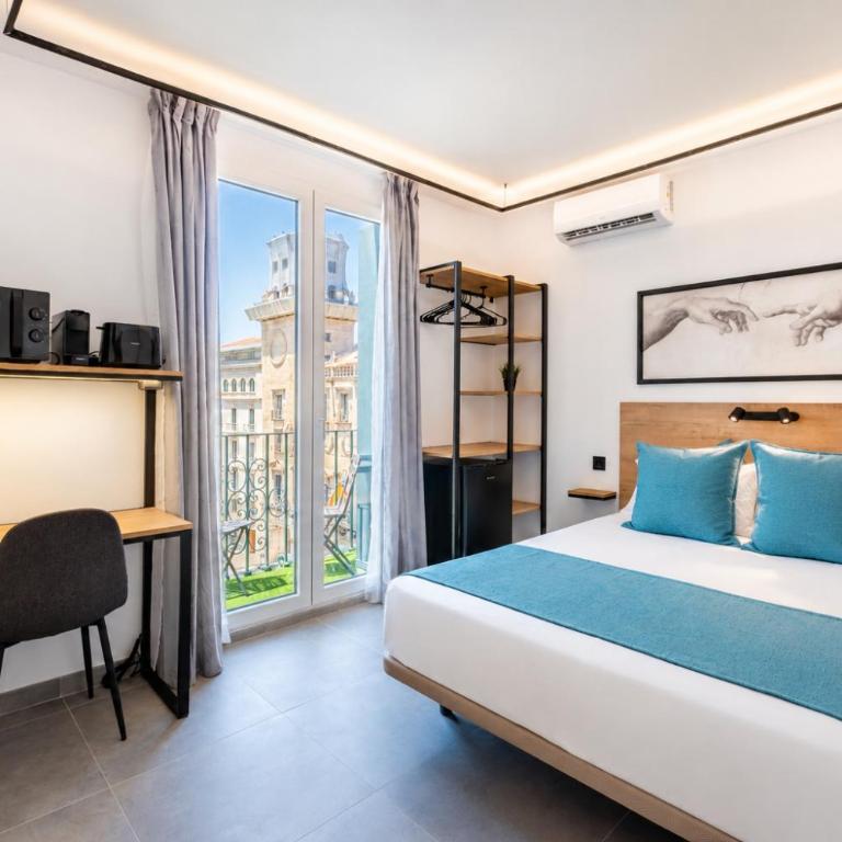 White Coast Suites - Chambre Lit King-Size avec Douche Accessible en Fauteuil Roulant - Adaptée aux Personnes à Mobilité Réduite - 1