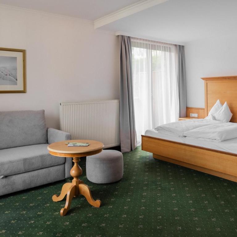 Hotel Martini Kaprun including free parking and Zell am See-Kaprun summer card - Doppelzimmer mit Balkon - 2