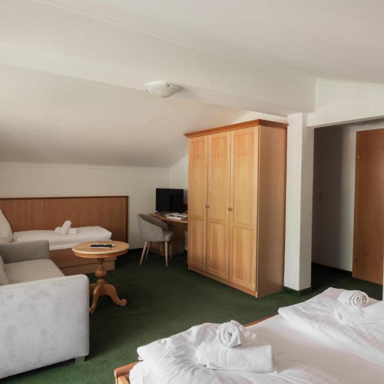 Hotel Martini Kaprun including free parking and Zell am See-Kaprun summer card - Familienzimmer mit Balkon - 1