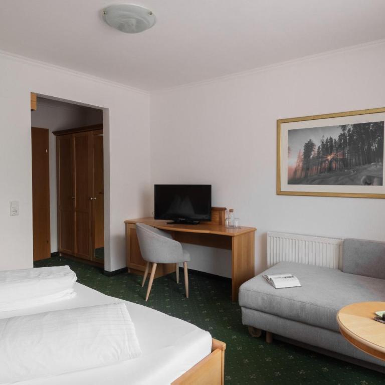 Hotel Martini Kaprun including free parking and Zell am See-Kaprun summer card - Doppelzimmer mit Bergblick - 3