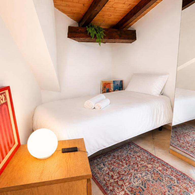 Rooftop Penthouse 3BR Sleeps 6 Historic Catania - Two-Bedroom Apartment - 5