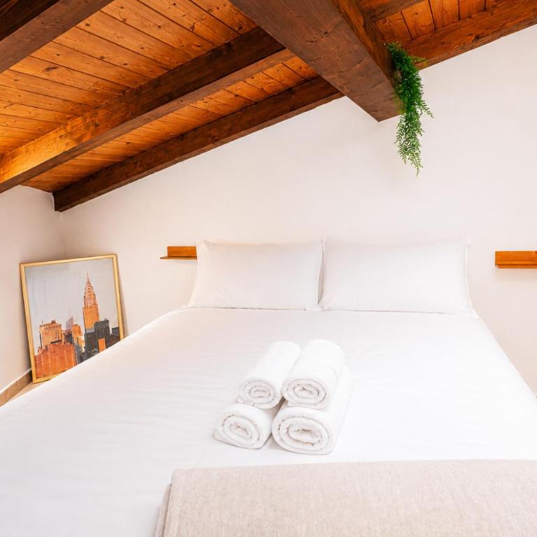Rooftop Penthouse 3BR Sleeps 6 Historic Catania - Two-Bedroom Apartment - 11