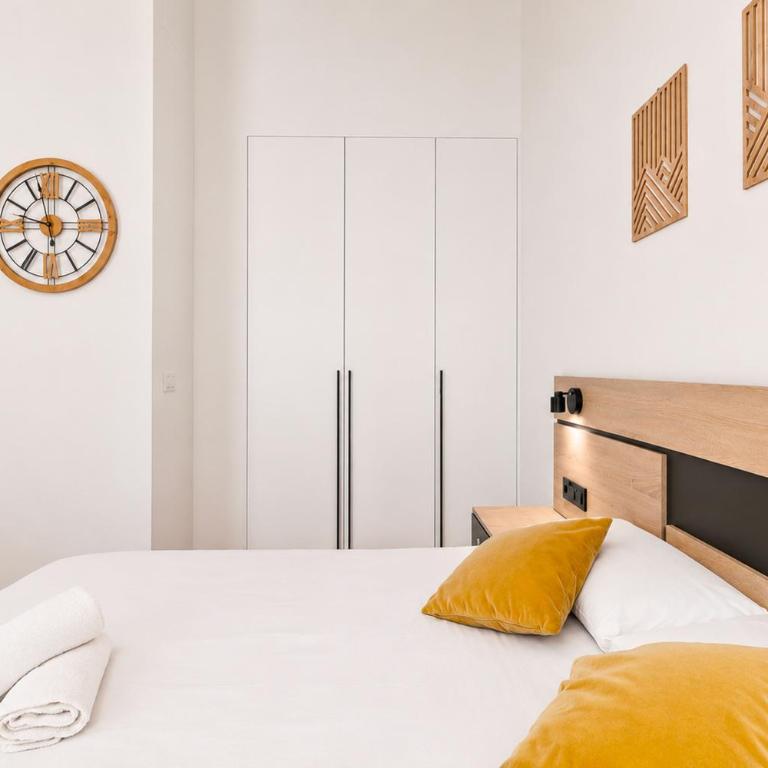 Jirafa - Entire Apt - Near Beach and Stadium by Río Turia Apartments - One-Bedroom Apartment - 13