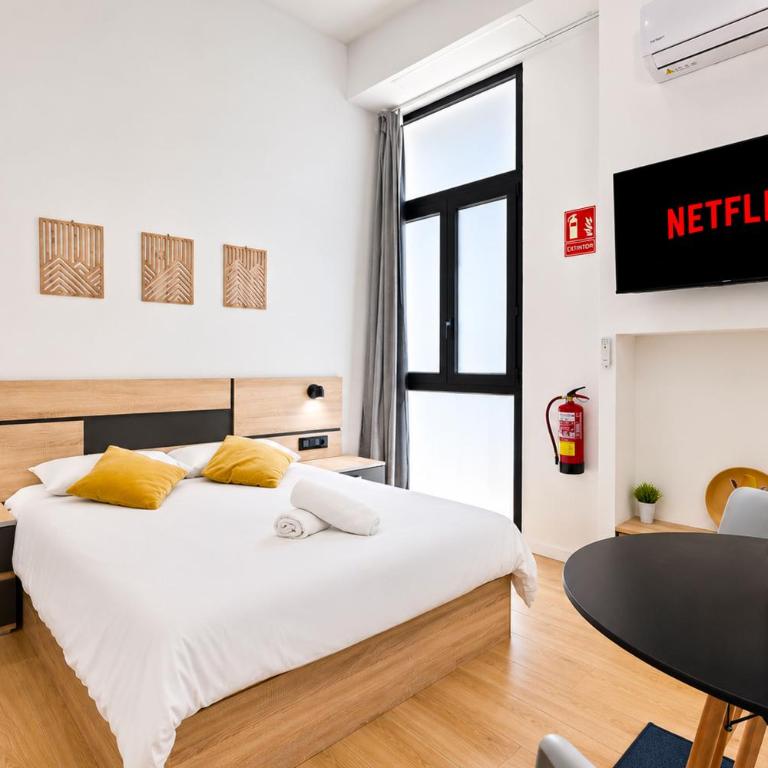 Jirafa - Entire Apt - Near Beach and Stadium by Río Turia Apartments - One-Bedroom Apartment - 1