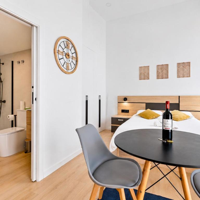 Jirafa - Entire Apt - Near Beach and Stadium by Río Turia Apartments - One-Bedroom Apartment - 9