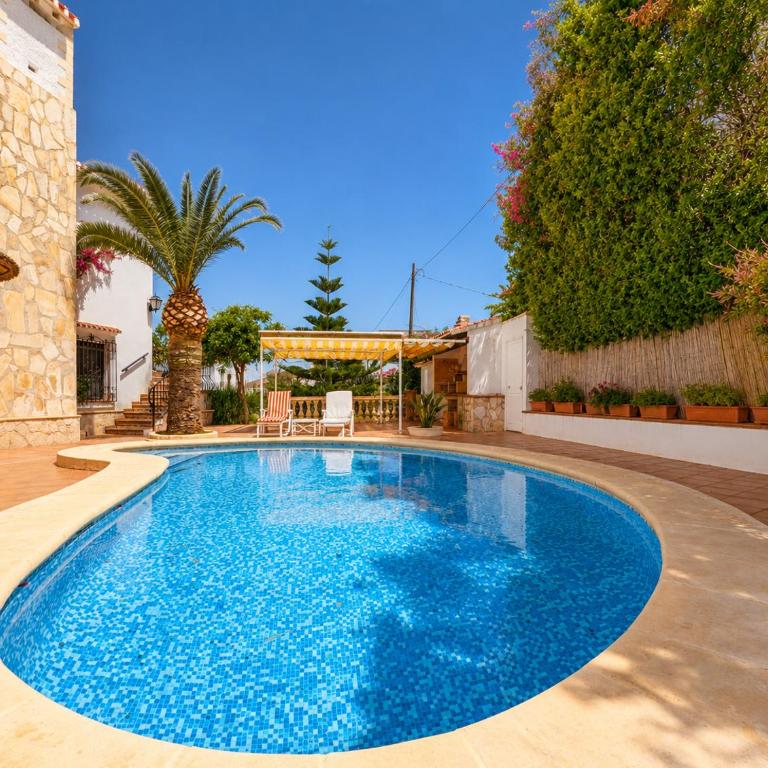 Planta baja independiente en villa con piscina - Apartamento - 2